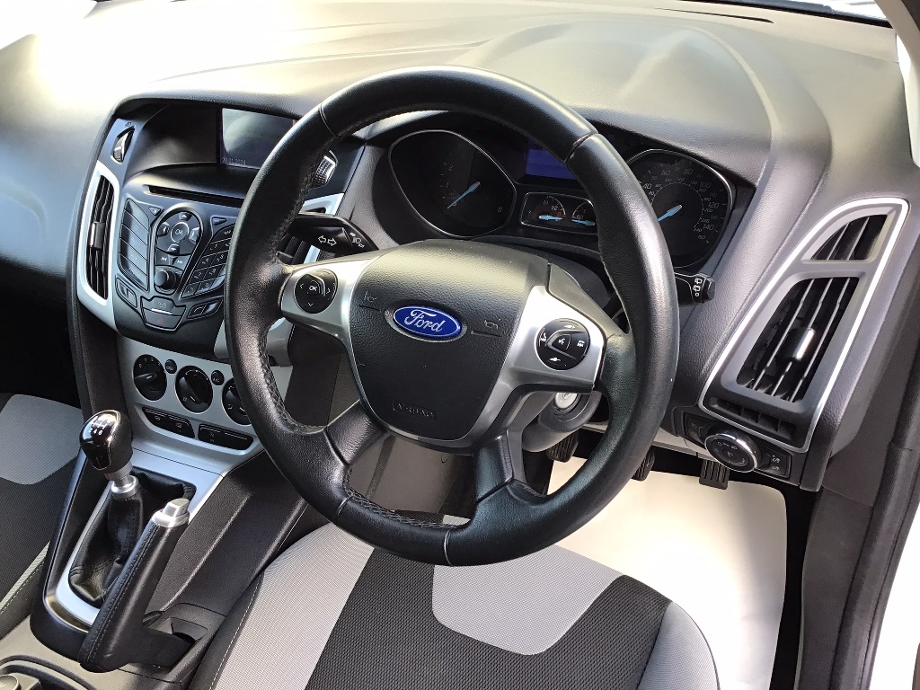 Ford Focus 1.0T Zetec Navigator 5DR 2014 (63)